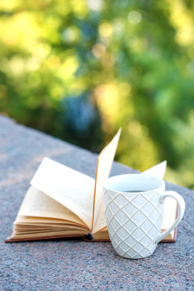 喝些熱飲料和本書的杯子圖片