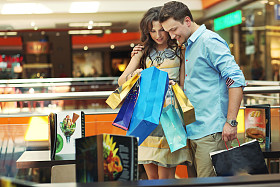 对年轻夫妇在购物中心图片