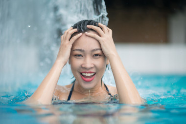 令人耳目一新，水池中的女人圖片