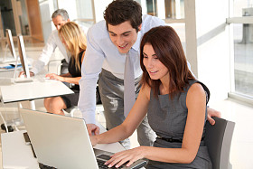 办公室工作人员在办公室图片