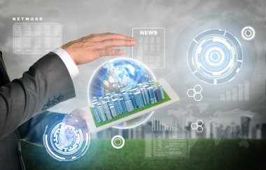 使用 tablet pc 的那雙手。在觸摸屏上的商業(yè)城市。地球作為背景