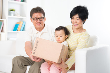 亞洲家庭收到的郵包圖片