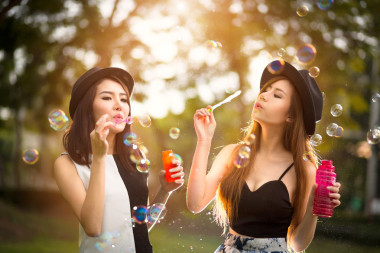吹肥皂泡的美麗亞洲少女