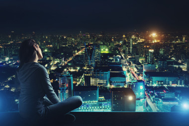 看著城市的女人圖片