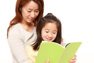 日本母親讀一本書給她的女兒