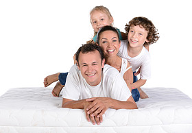 在床垫上的家庭