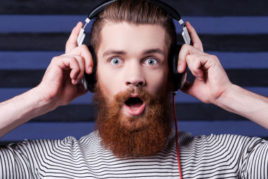 胡子的男子在耳機(jī)圖片