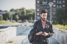 使用智能手机的大胡子的模型人