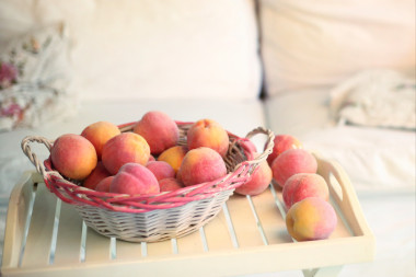 白色臥室沙發(fā)、 桌子和籃子 peac 患者的舒適的角落