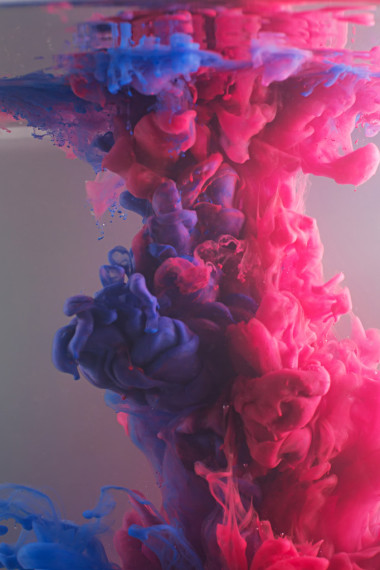 墨水在水里，云的油墨在孤立的白色襯底上的水旋流。抽象的橫幅涂料