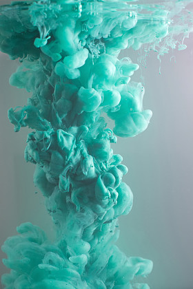 墨水在水中。彩虹的颜色。抽象背景
