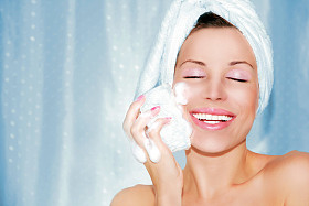 美丽的女人清洗脸图片