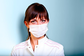 一个年轻医生的肖像图片