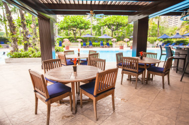 夏季空露天咖啡館附近游泳池圖片