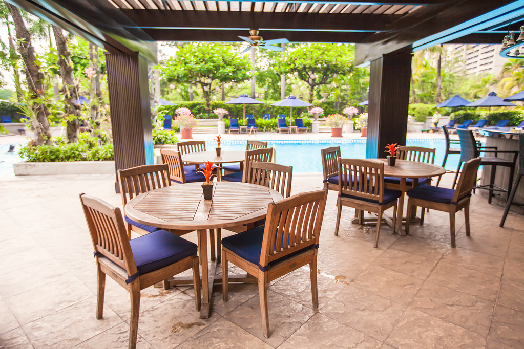 夏季空露天咖啡馆附近游泳池图片 夏季空露天咖啡馆附近游泳池图片