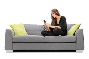 在手机上玩的女人图片