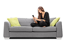 在手机上玩的女人图片