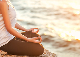在日落莲花造型的女孩