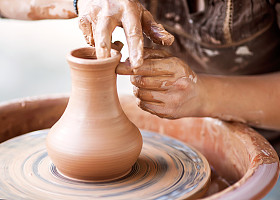 陶轮上工作的手图片