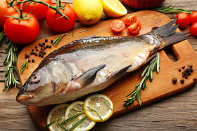 新鲜的鱼和食品配料图片