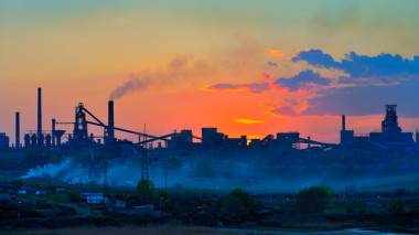 日落时的钢铁厂图片