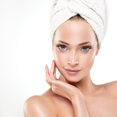 沐浴后的女人触摸她的脸庞图片