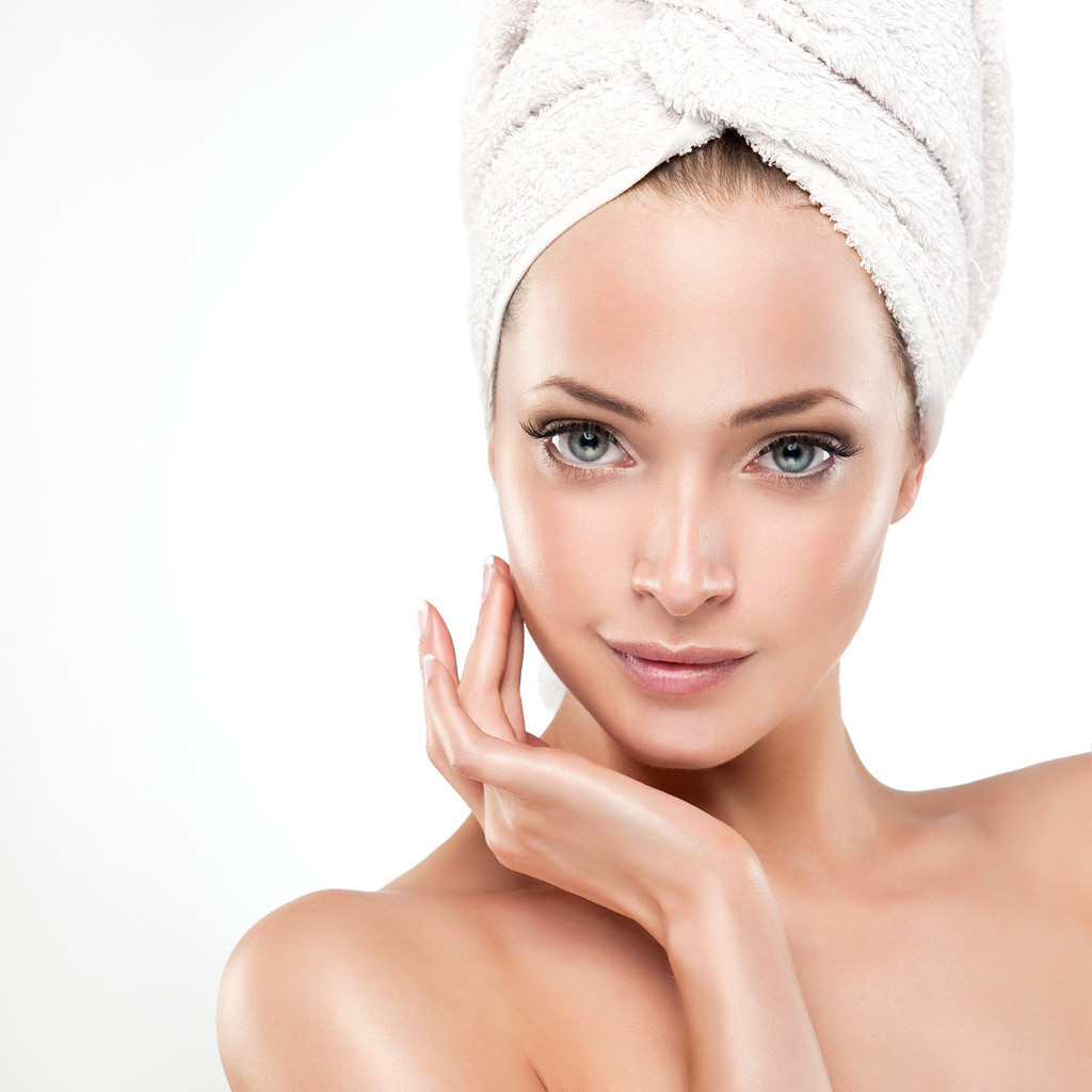 沐浴后的女人触摸她的脸庞图片 沐浴后的女人触摸她的脸庞图片