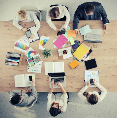 商務人士坐，并討論在商務會議上，在辦公室