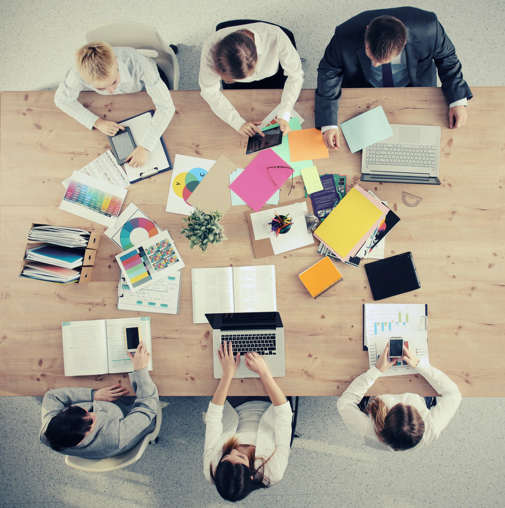 商务人士坐,并讨论在商务会议上,在办公室 商务人士坐,并讨论在商务会议上,在办公室