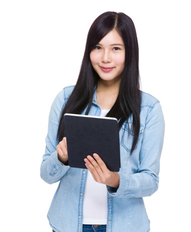 亞裔女子和平板電腦
