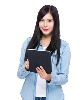 亚裔女子和平板电脑