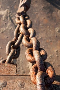 被毀壞的遺骸的舊船的碎片圖片