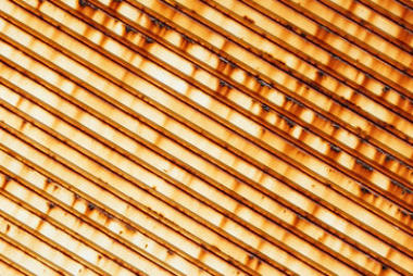 在海的那邊的金屬門生銹