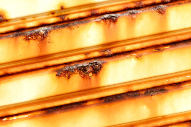 在海的那邊的金屬門生銹圖片