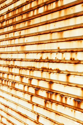 在海的那邊的金屬門生銹圖片