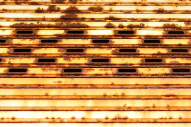 在海的那邊的金屬門生銹