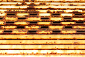 在海的那边的金属门生锈