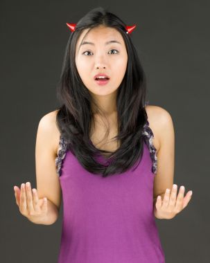 鬼子一邊的一名年輕的亞裔女子，打手勢(shì)和看震驚