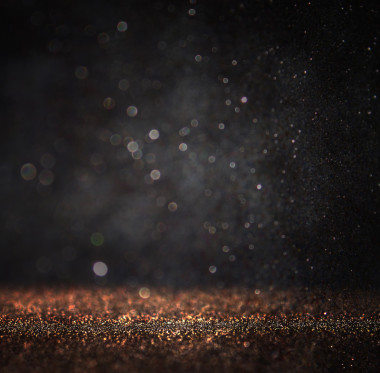 黑暗的闪光复古灯背景。浅金色和黑色。离焦