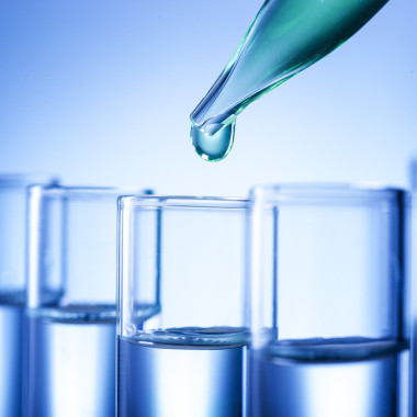 在试管中滴液体图片