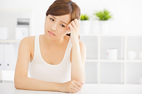 特写忧郁的年轻亚洲女子图片