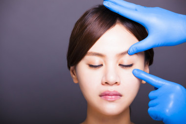 年輕漂亮的女性的臉和醫(yī)療美容概念