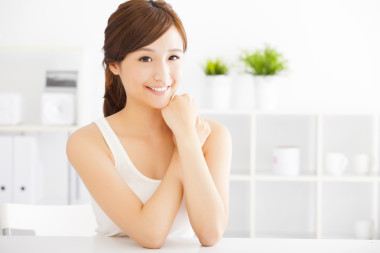 美麗的年輕亞洲女人 