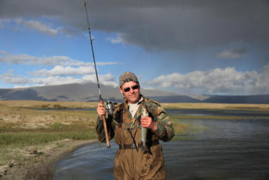 漁夫與紡紗捉魚在山中的湖大雁 nuu