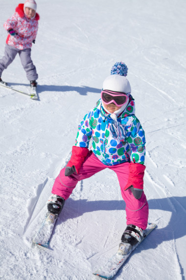 滑雪的小女孩图片