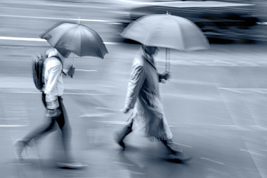 下雨天运动模糊图片