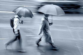 下雨天运动模糊图片