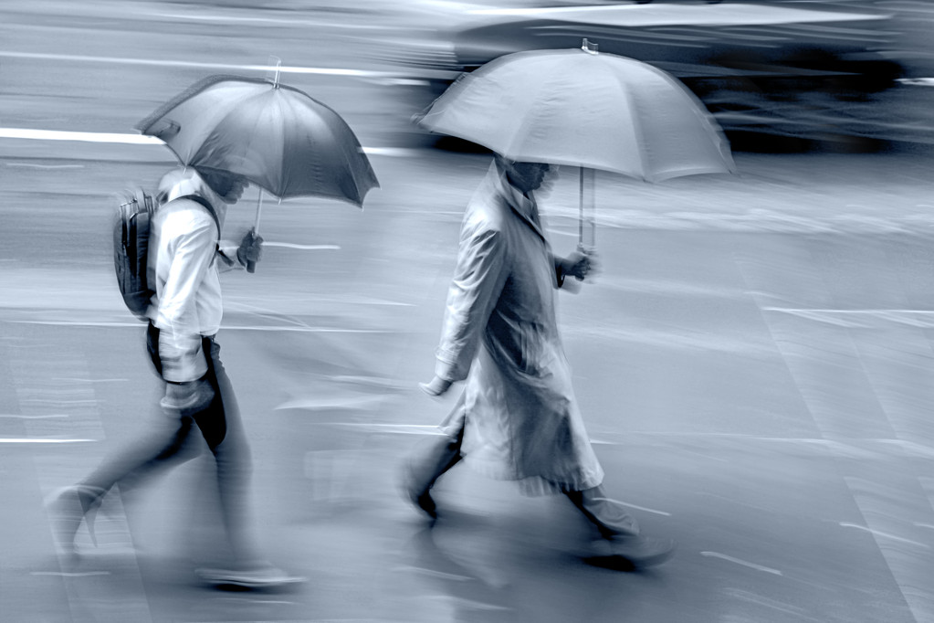下雨天运动模糊图片