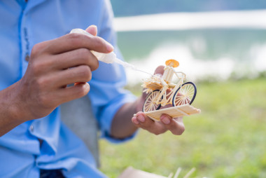 越南工藝品用軟木材制作一輛小自行車