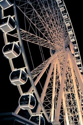 在夜间发光的摩天轮